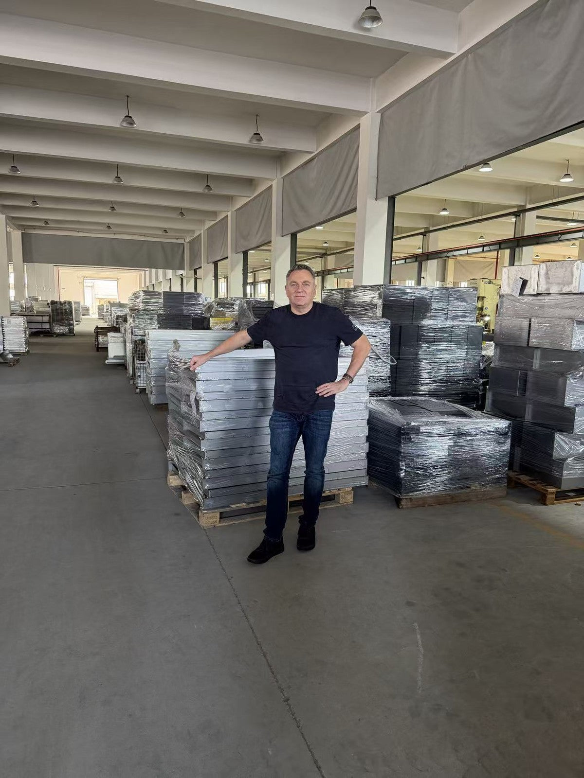 Le fondateur de TheSourceBuy dans l'entrepôt de stockage